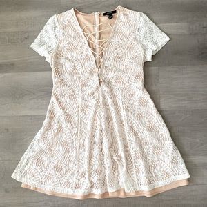 FOREVER21 WHITE LACE V-NECK SHORT DRESS